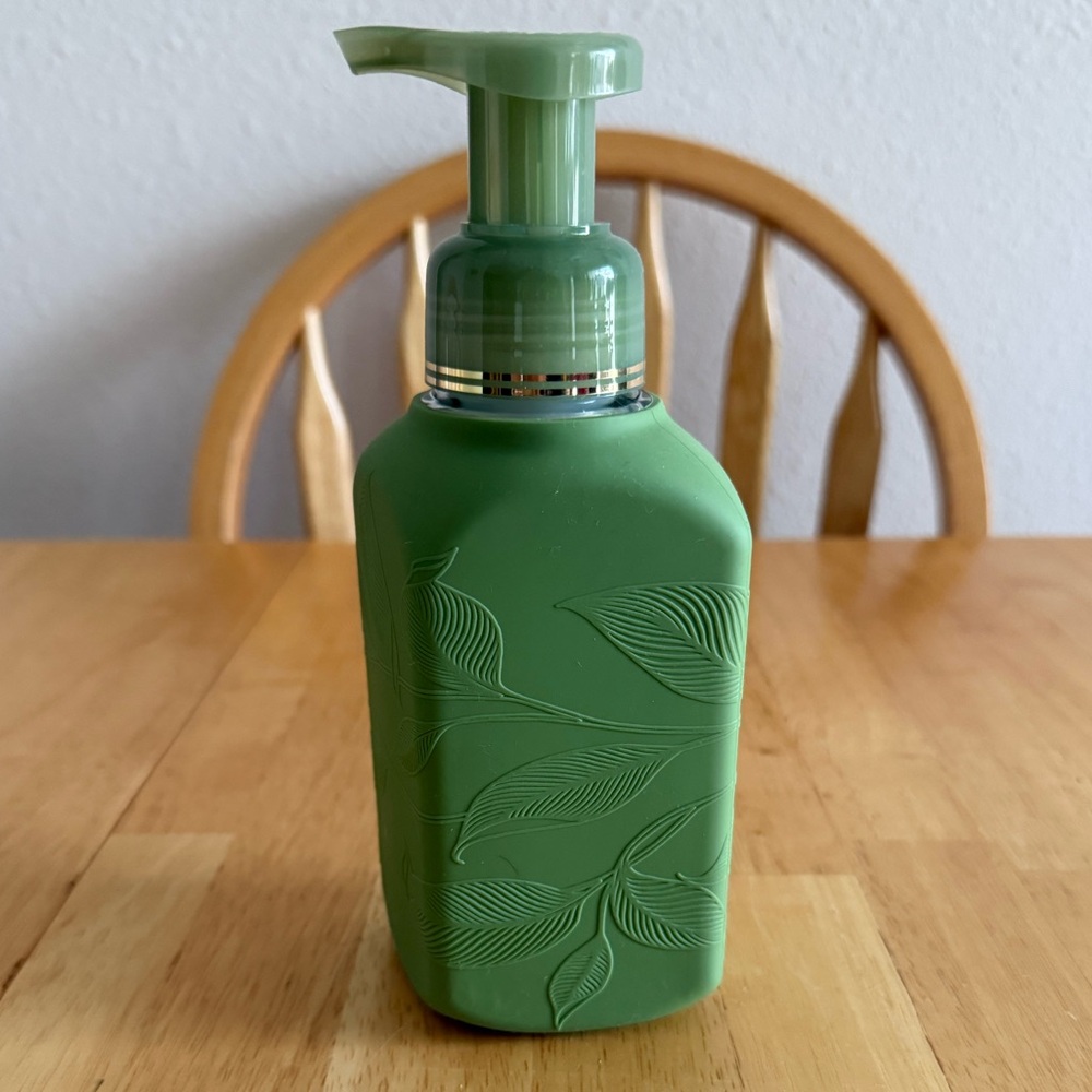 Bath and Body Works Green Vines Silicone & Glass Refillable Soap Dispenser
